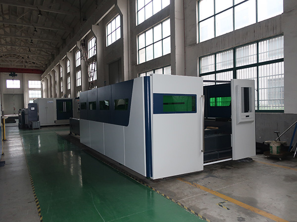 Full Closed Pattle Table Fiber Laser Sheet Cutting Machine With Cypcut Controller